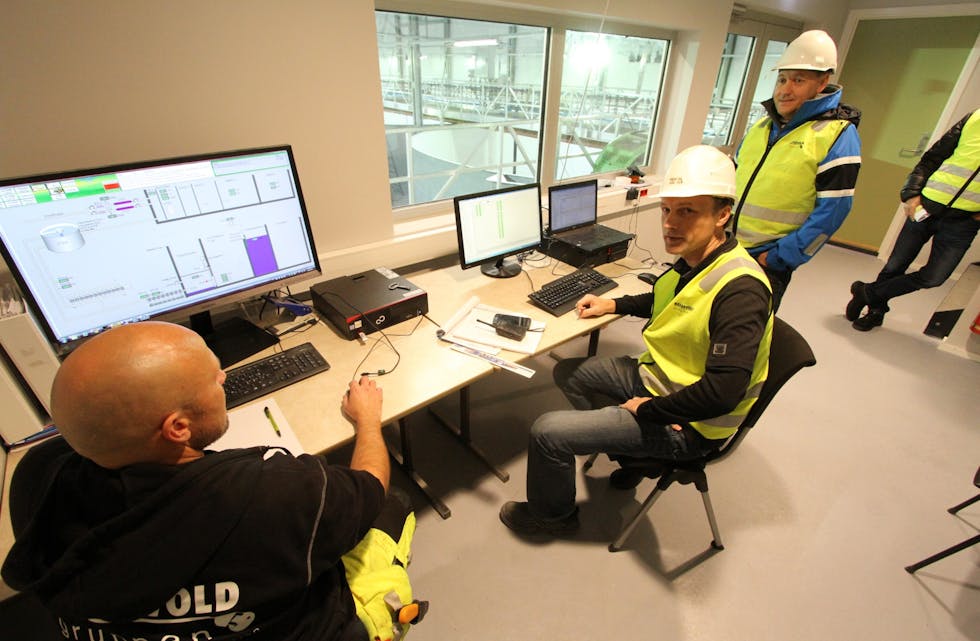 Automasjonsingeniørane Ole Emberland og Willy Asbjørn Lunde i ferd med å visualisere og teste styringsverktøyet i den første hallen som blir ferdig. Prosjektleiar Svein Tore Veim til høgre.