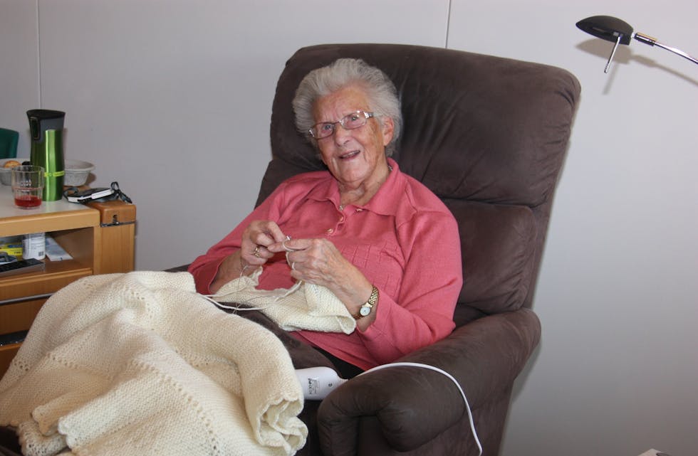 Strikkar pledd. 85 år gamle Anna Lovise Grindheim frå Etne er flittig med strikketøyet.
Foto: Irene Mæland Haraldsen