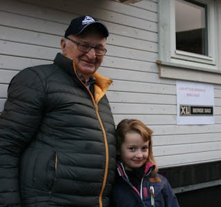 Lars Hustveit (79) vann ei leikehytte då han vitja julemessa i Ølensvåg laurdag, til stor glede for barnebarnet Rebecca Hustveit (7). 
FOTO: SIRIANNE VIKESTAD