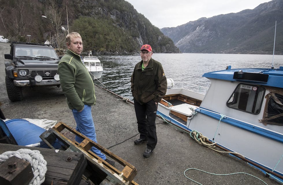 Nils Kjetil Eikemo (t.v.) og Geir Arne Eikemo er to av dei fastbuande på Eikemo, og  har kjempe for trygg kai på Eikemo i mange år. 
ARKIVFOTO: TORSTEIN NYMOEN