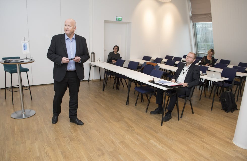 Haugaland Kraft-direktør Olav Linga (ståande), her saman med SØK-sjef Kristoffer Vannes (t.h.) er godt tilfreds med utviklinga i 2017. 
ARKIVFOTO: TORSTEIN NYMOEN