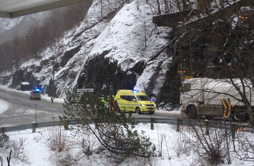 Både ambulanse og politi har rykt ut til trafikkulykkene i Fjæra som har ført til store trafikale problem.
Foto: Privat