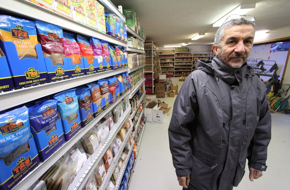 Jamal Akram Ali opnar ny internasjonal matbvarebutikk i Ølen. Irakaren har tidlegare drive tilsvarande butikk i Haugesund som han selde til bror sin. 
Foto: Jon Edvardsen
