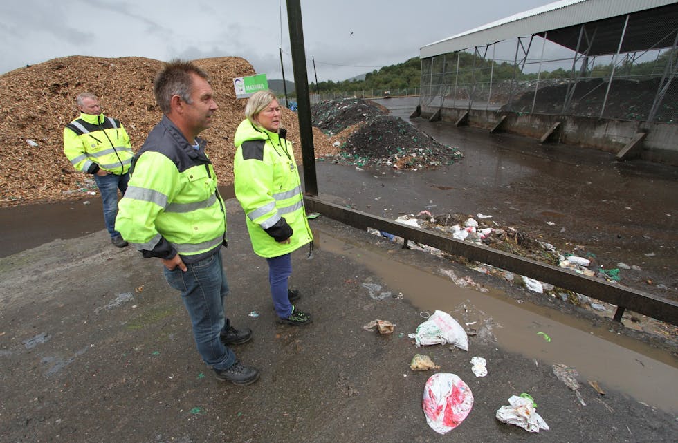 Administrerande direktør Gro Staveland (til høgre) i Haugalandet interkommunale miljøverk konkluderer med at dei må slutte med kompost av matavfall og slam dersom Fylkesmannen står fast på krava sine om innebygt anlegg. 
Arkivfoto Jon Edvardsen