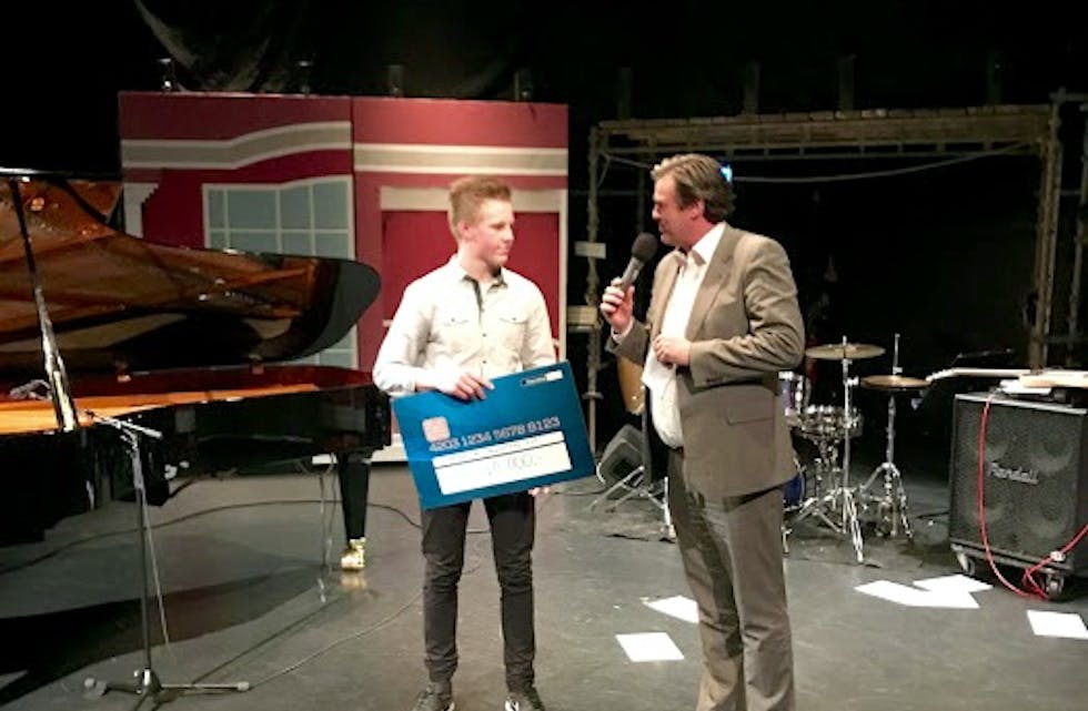 Joakim Hole får overrekt talentprisen av Tor Harald Eike frå akdvokatfirmaet Eurojuris i Haugesund.
Foto: Privat