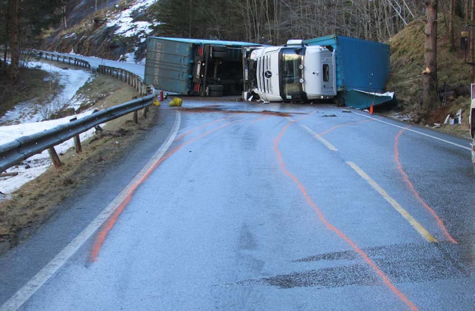 Den slovakiske sjåføren omkom då vogntoget velta i Fjæra 16. mars i fjor.
FOTO: STATENS VEGVESEN