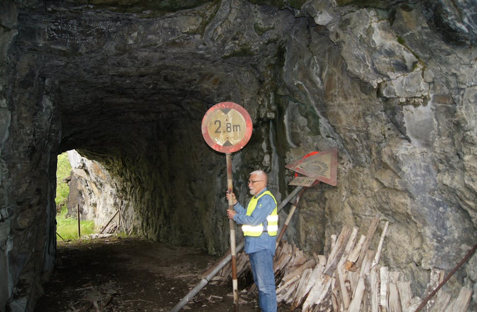 Kvaløy 1, den eldste tunnelen i Vindafjord. På bildet medforfattar Per A. Smedberg som døydde før boka kom ut.
Foto: Olav Kleiven