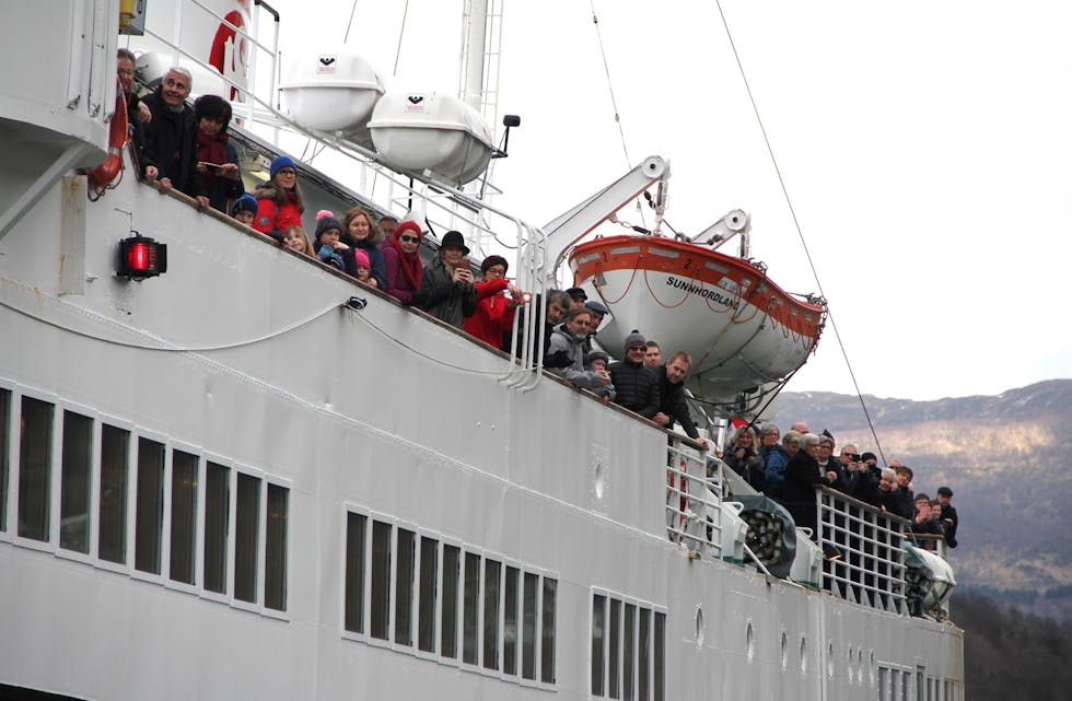 Alle passasjerane sto ved rekkja då båten la til kai i Skånevik. 
Foto: Grethe Hopland Ravn