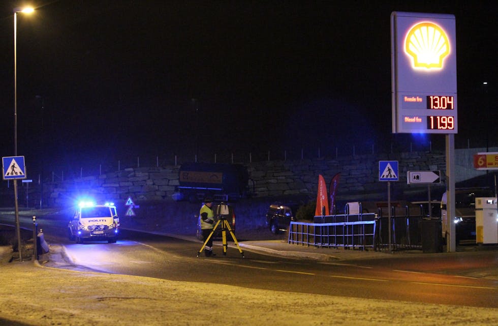 Politi og Statens vegvesen si ulykkesgruppe i sving på ulukkesstaden sundag kveld.
Foto: Jon Edvardsen
