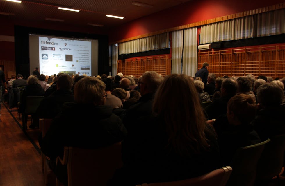 260 sitjeplasser blei raskt fulle då "Arquebus - Fagert er landet" hadde premiere på Bjoa skule i går. 
Foto: Elin Lothe Haga