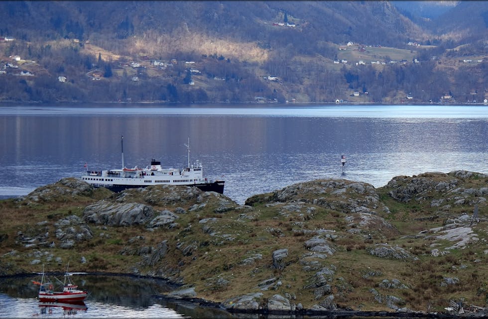 Gamle MS «Sunnhordland» kjem til Skånevik.
Foto: Venke Birkenes