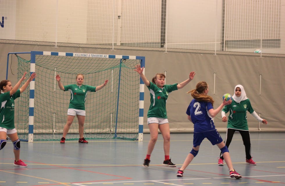 Handballglede og lagånd var i fokus under sundagens turnering i handball jenter 11. Her Etne-spelarane Ingrid Steine (t.v.), Celina Sævereid, Julie Hamre og Aya Sajih i kamp mot Sauda IL. 
Foto: Elin Lothe Haga
