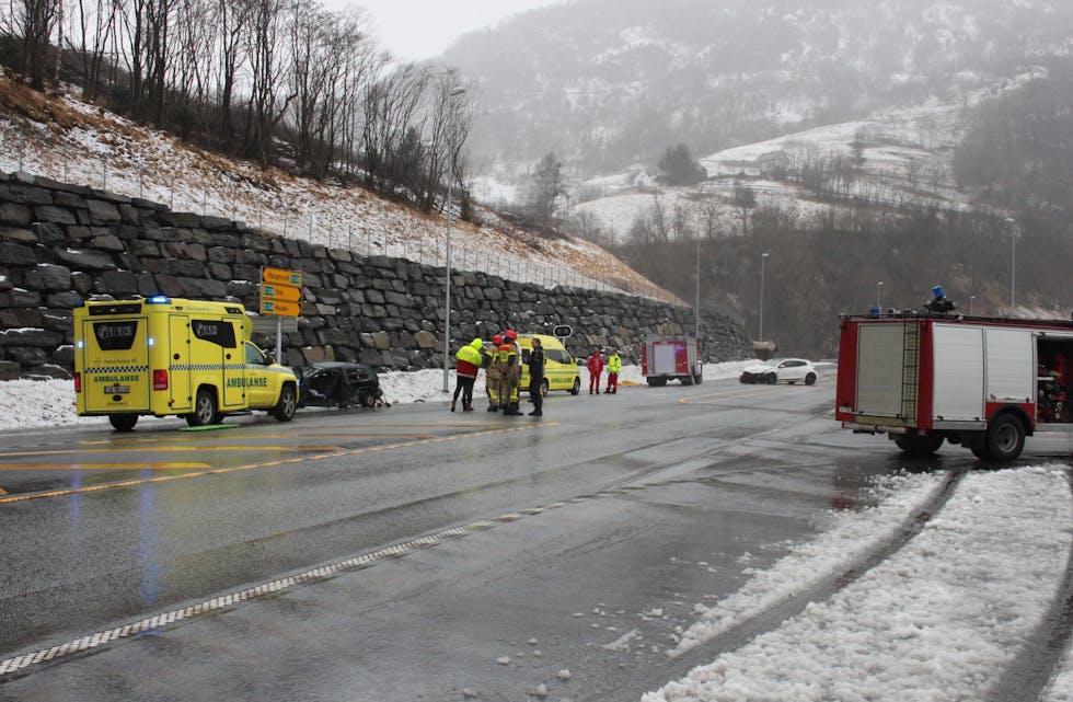 Ulykka skjedde i krysset etter at ein bil hadde køyrt ut i forkøyrsvegen E134.
Foto: Arne Frøkedal