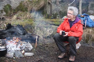 Kvar torsdag tenner 83 år gamle Liv Tungesvik frå Skånevik bål og byr på kaffi ute i det fri.
Foto: Irene Mæland Haraldsen