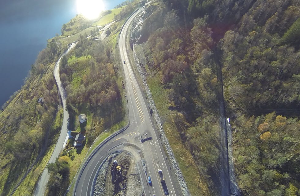 Her er krysset på nye E134 sett i retning vestover. Avkøyringa til Stordalsvegen mot Skånevik er vegen til venstre. Bilete er tatt før vegen vart opna.
FOTO: JAN MARTIN GRINDHEIM