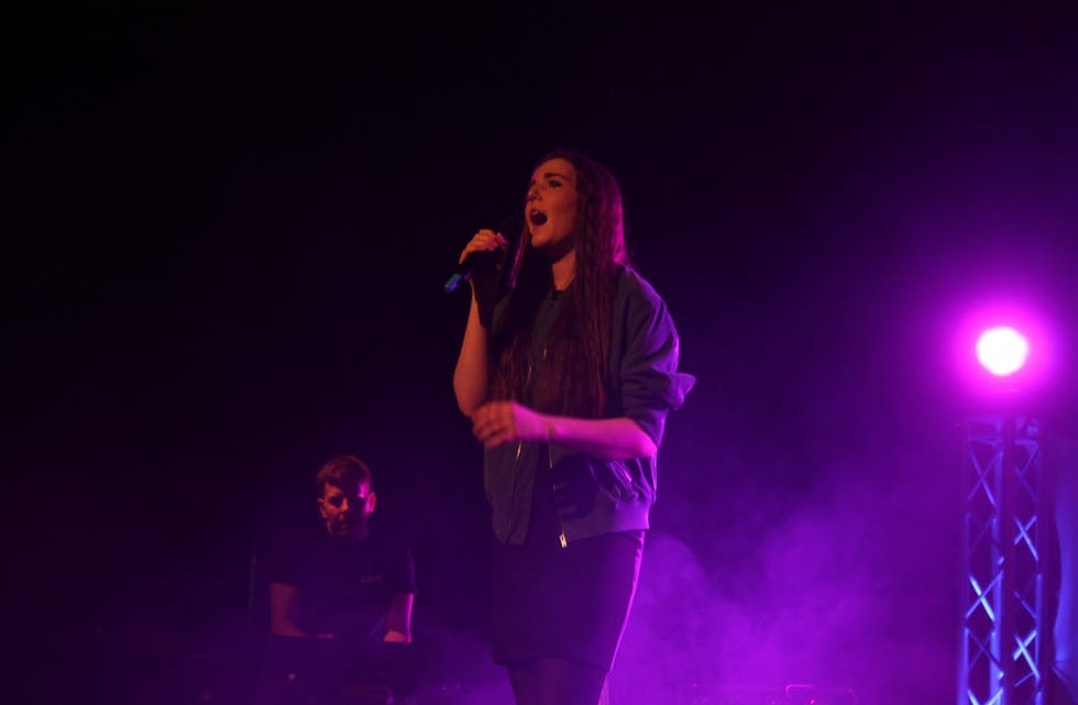 Mona Økland (16) framførte to solonummer, og det viste godt igjen at songen betyr mykje for ho. 
Foto: Elin Lothe Haga