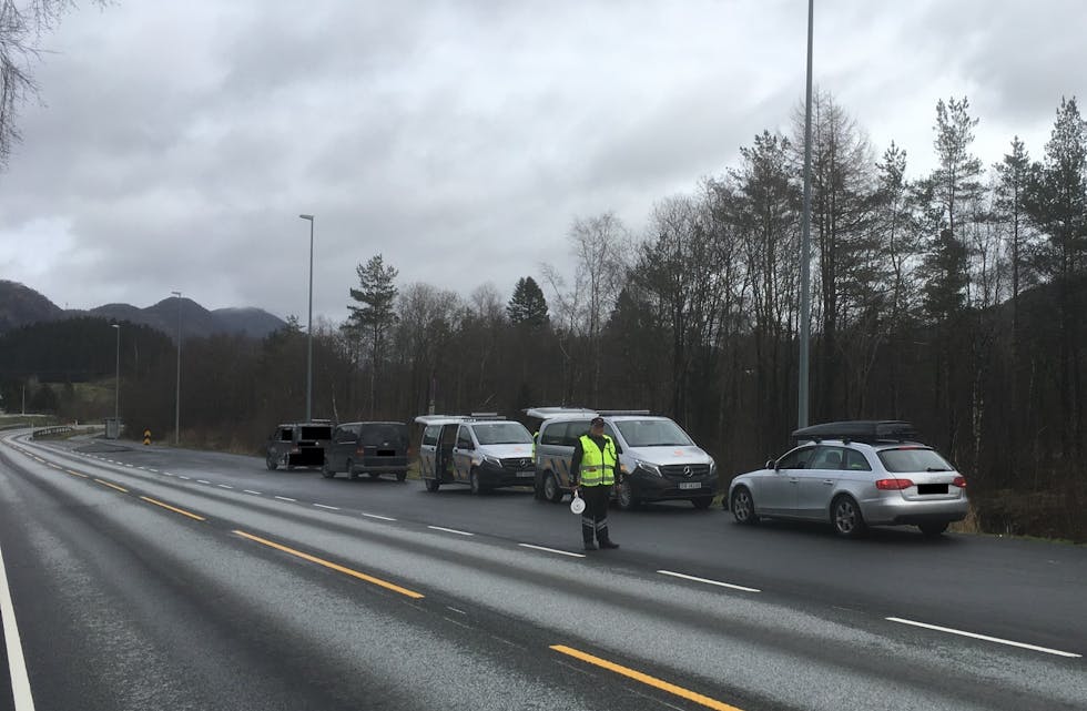 Mange bilar blei fredag stansa på E134 i Vindafjord på veg austover.
Foto: Statens vegvesen