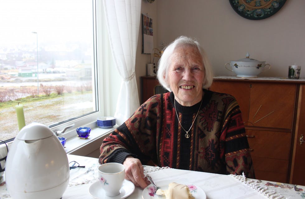 Margrethe Veim heime på kjøkenet i Ølensvåg ser tilbake på eit innhaldsrikt og godt liv.
Foto: Arne Frøkedal