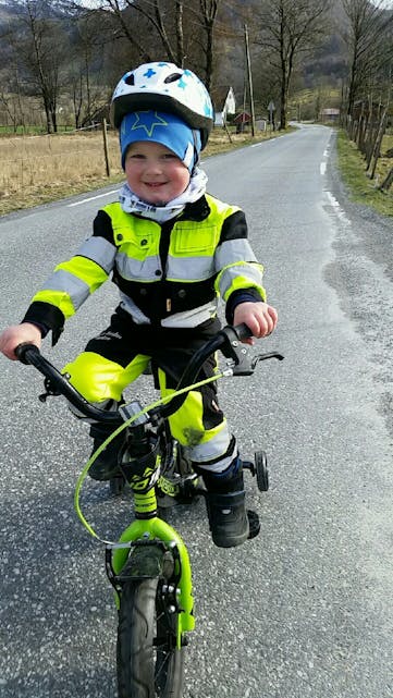 Ein flott vårdag på Rygg i Etne. Nicolai Tesdal (3) er ute og testar sykkelen sin. —Kjempekjekt, synest han.
Foto: Camilla Fosse Lunde