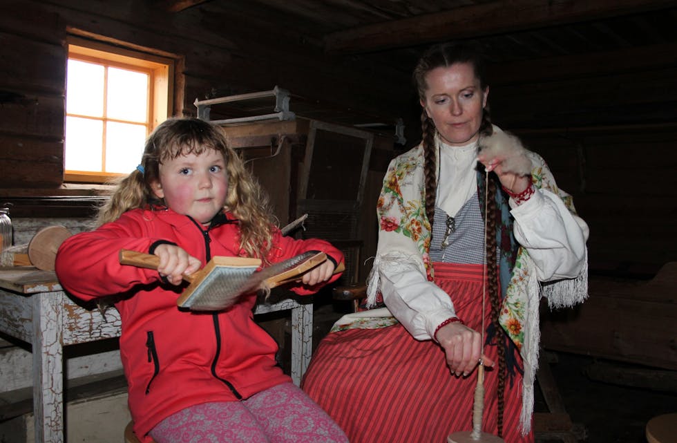 Feikje Blom på fem år fekk prøve seg på karding av ull medan Cathrine Glette syner korleis ein spinn med spinnehjul.
Liv Astrid H. Hesjedal