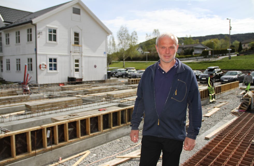 Arne Gunnar Habbestad er prosjektleiar for tilbygget til Omega sine lokale i Ølensvåg. Han håpar på eit innflyttingsklart kontorlandskap til nyttår. 
Foto: Grethe Hopland Ravn