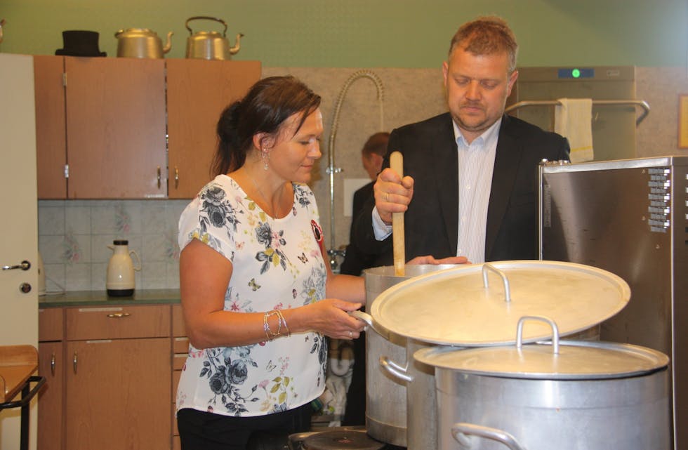 Imsland. Anette Haugland og Bjarne Rønnevik passar på at kjøttsuppa blir klar til imslandsbuen skal setja seg til bords.
Foto: Irene Mæland Haraldsen