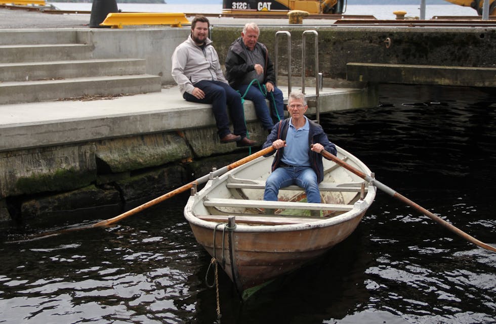 Jan Børretzen ser fram til kapproinga under årets kystkulturdag i Sandeid, og testar årene på den gamle båten. Emil Tysnes Andersen (bak f.v) og Øyvind Vestbø ser også fram til helga. 
FOTO: GRETHE HOPLAND RAVN