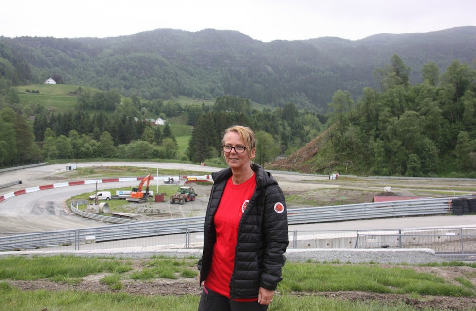 I pinsehelga kan leiar i NMK Vikedal, Karina Nonslid ynskja velkomen til NM-runde i rallycross på eit nyrenovert anlegg.
Foto: Irene Mæland Haraldsen