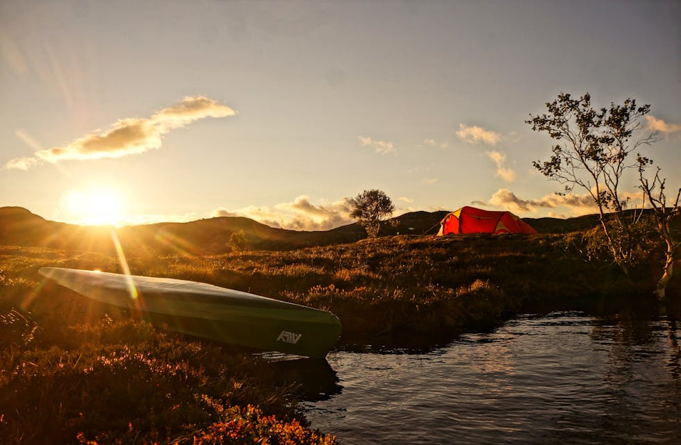 Kveldsstemning i Etnefjellet. Telt og kano i solnedgang på Strype.
Foto: Bjørn Tore Grønstad