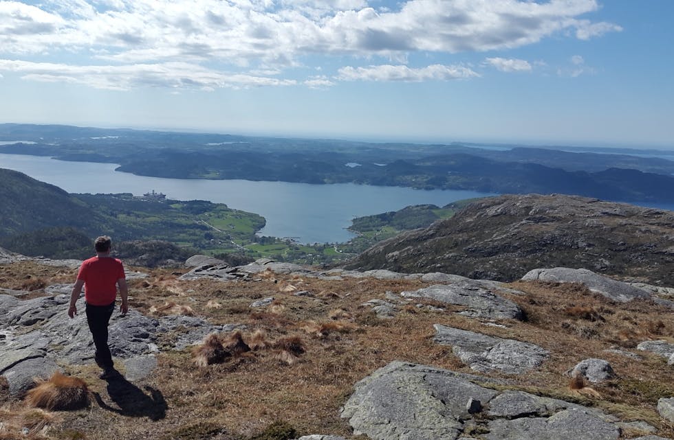På tur i Vikebygd, Johannes Frøland på veg til Trodlafjell med utsikt til Bjos og Vats. 
Foto: Gro Karin Velde