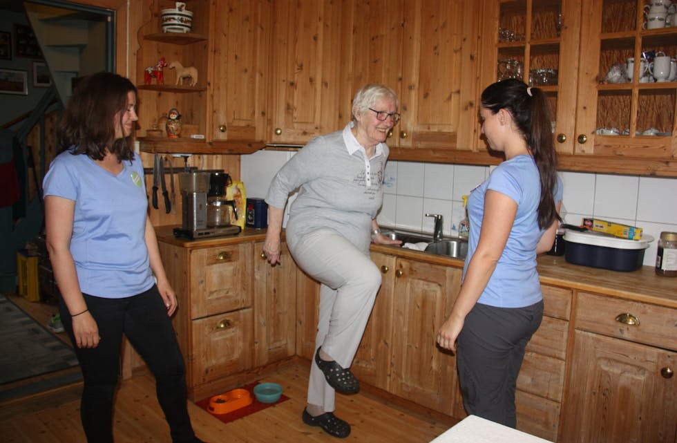 Ergoterapeut Tina Günther (t.v.), Borghild Rullestad og fysioterapeut Caroline Holmedal trenar saman på kneløft.
Foto Irene Mæland Haraldsen