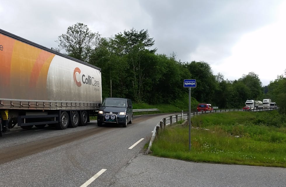 Det oppstod køar og ein farleg situasjon for trafikken då denne traileren køyrde seg fast på E134 aust for Etne.
Foto: Privat