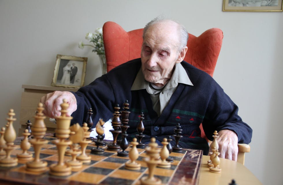 Ivan Walter Mæland har vore glad i sjakk heile livet, og spelar så ofte han får sjans. Desse sjakkfigurane laga han sjølv for over 70 år sidan. Dei lyse er dreia av seljetre og dei mørke er av bjørk.
Foto: Grethe Hopland Ravn