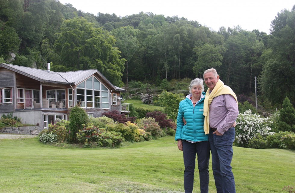

Australske Jenny Campbell  og ektemannen Rolf Magne Nordbø trivst godt på den praktfulle eigedommen på Bjoa.
Foto: Irene Mæland Haraldsen