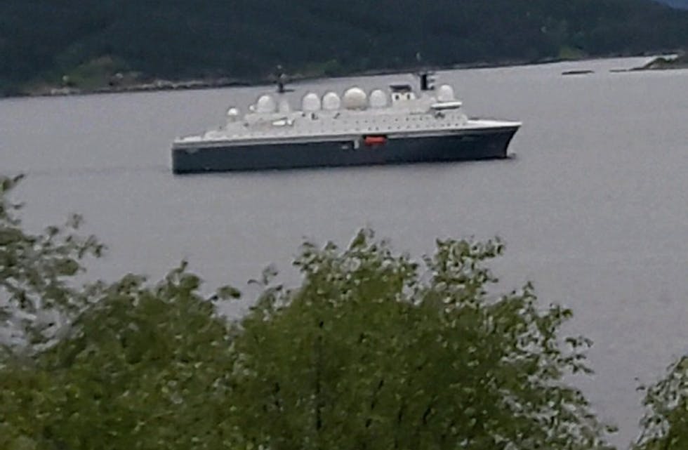 Etterretningsskipet «Marjata» på tur i Skåneviksfjorden.
Foto: Privat
