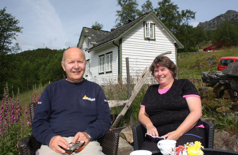 Thorleif og Ruth Odland er storfornøgde med feriestaden dei skaffa seg på Hårland i Litledalen for vel fem år sidan. 
Foto: Øystein Birkenes