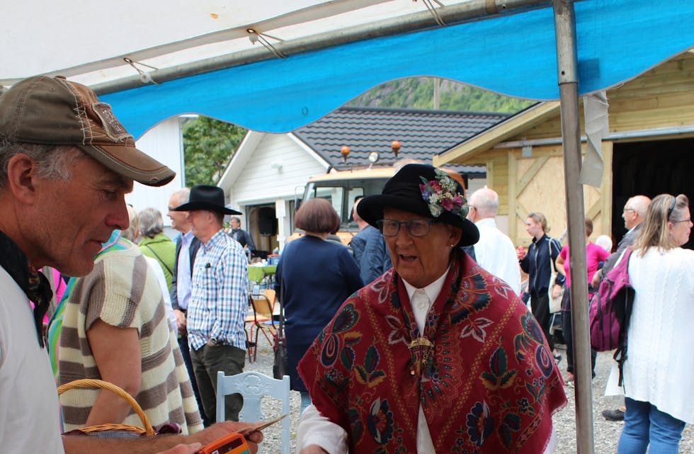 Bjørn Arve Lunde kom gåande ned frå turisthytta på Sandvass denne dagen og var svært begeistra for den  lokale maten til Else Fjæra.