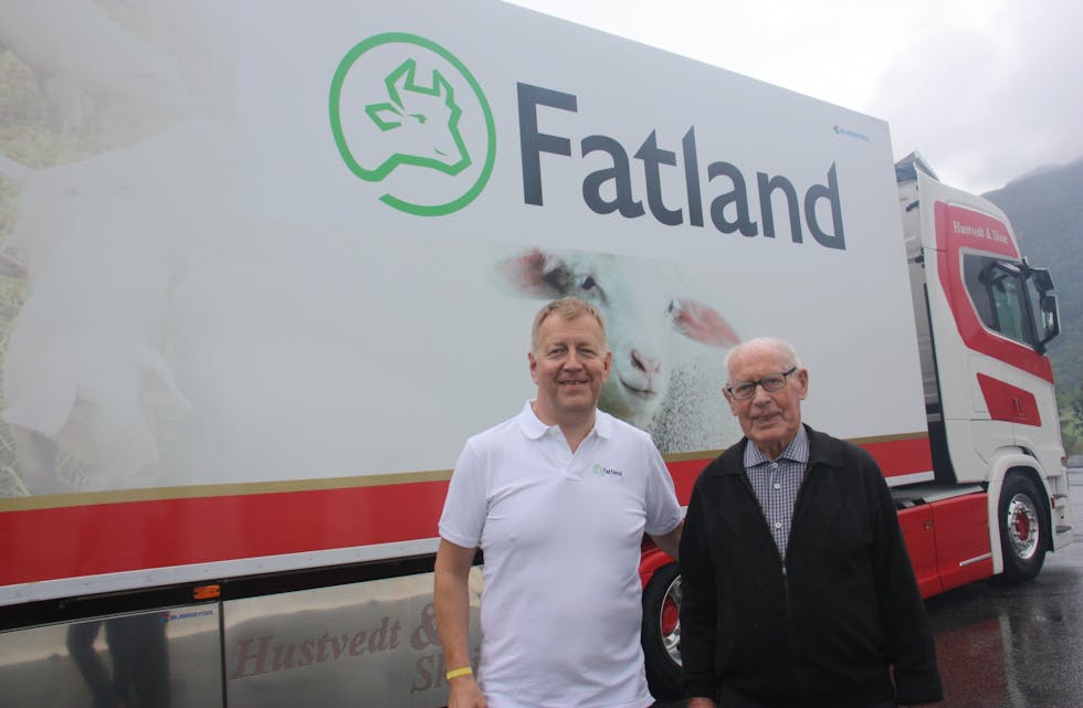 Konsernsjef Terje Wester og Ole Fatland kunne presentera ny Fatland logo under den store jubileumsfesten.
Foto: Irene Mæland Haraldsen