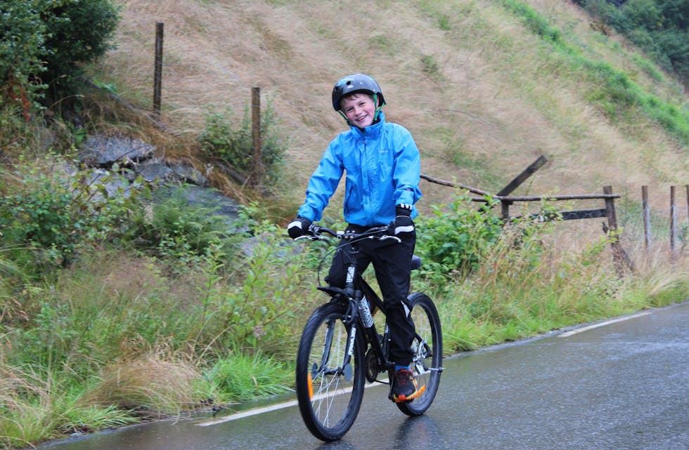 To løp. Erik Samland Tendal på 11 år sykla fyrst løypa frå Kyrping til Teigland og så parkerte han sykkelen og stilte til start i barneløpet.