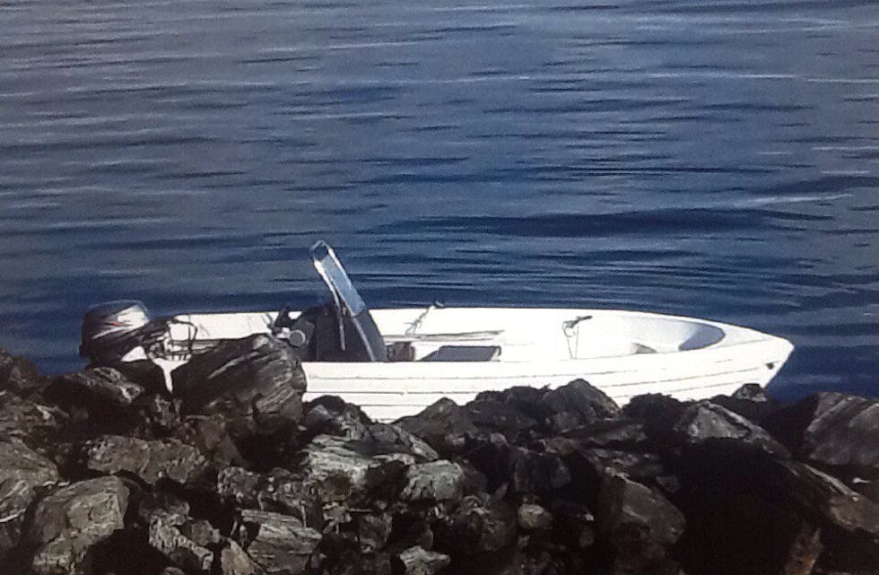 Politiet etterlys eigaren av denne båten som vart funna på Utbjoa sundag morgon.
FOTO: POLITIET
