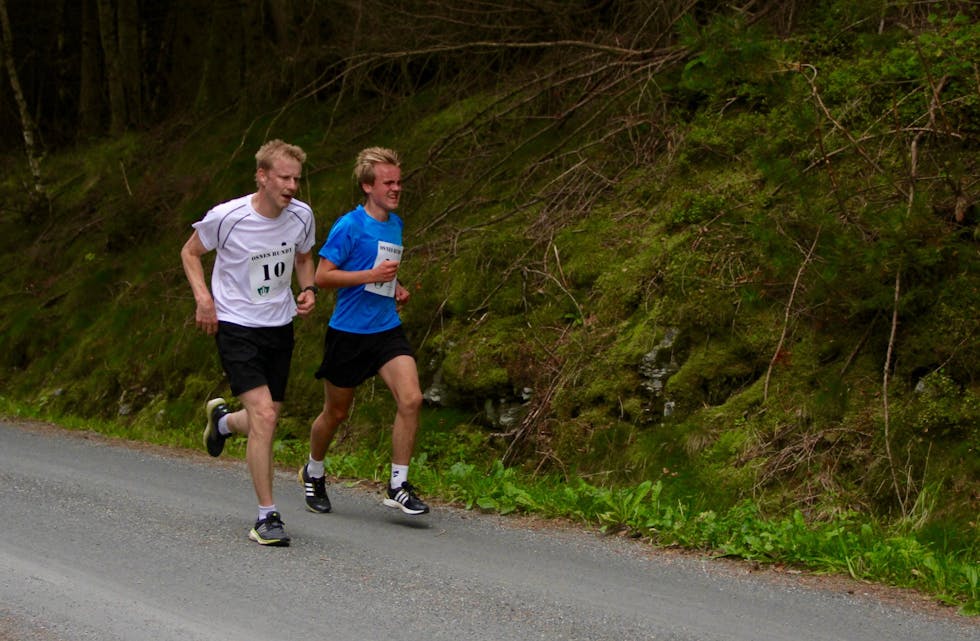 Tor Arne Sandvik (42) og Mathias Berge (16) sprang side om side lenge, men så drog Sandvik frå og gjekk til slutt først over målstreken. 
Foto: Grethe Hopland Ravn