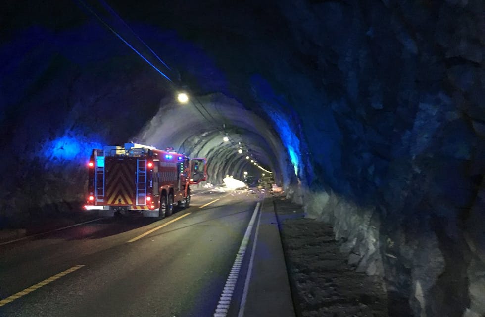 Slik såg det ut inne i Åkrafjordtunnelen etter ulykka. 
FOTO: POLITIET
