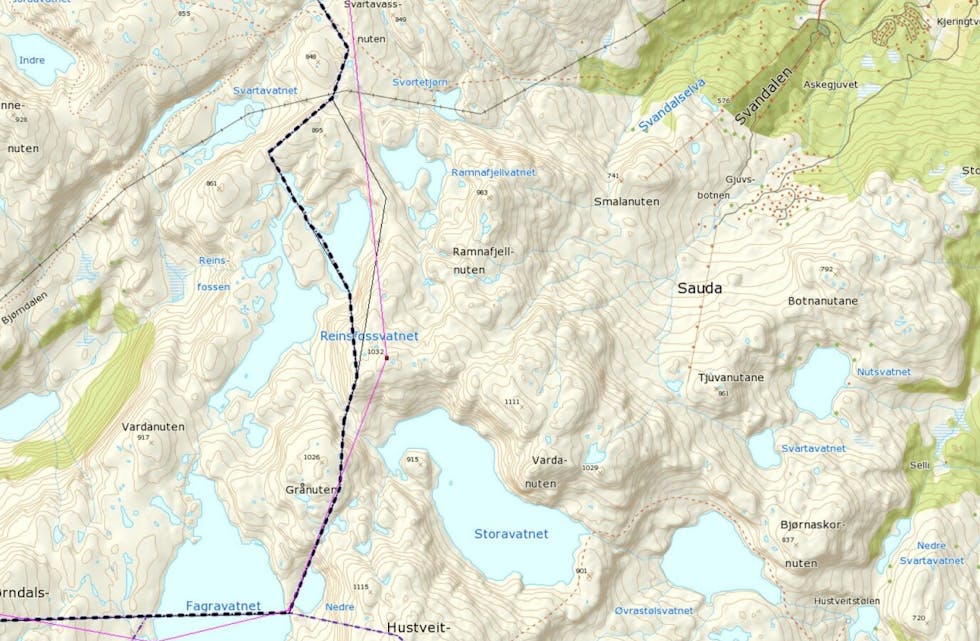 Den rosa streken markerer den nye grensa nellom Sauda og Etne og Rogaland og Hordaland, som vil gå aust for den nordre delen Reinsfossvatnet. Den stripla linja er den gamle.
