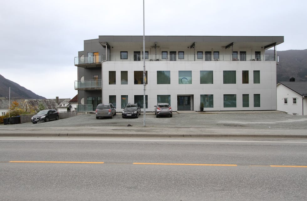 Her i den tidlegare Diversen-bygningen i Ølen skal Vindafjord tannklinikk etablere seg før sommaren 2018. Den erstattar klinikkane som er i Ølen og Sandeid i dag. Skjold skal også avviklast, men det er ikkje avgjort når. 
Foto: Jon Edvardsen