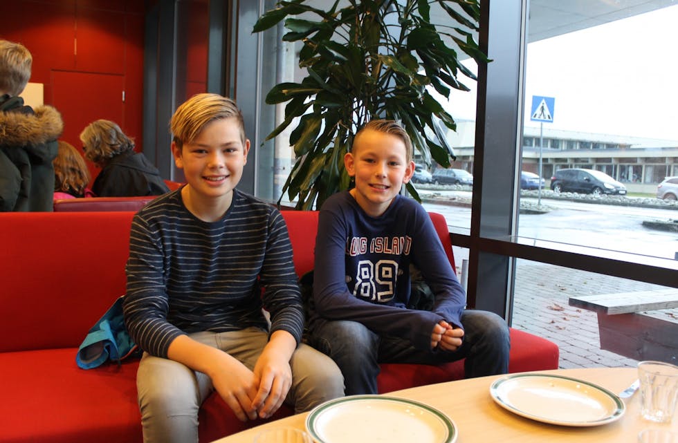 Tobias Kristiansen (12) og Elias Askevig (11) er klare for å sjå mange filmar på  kinodagen.