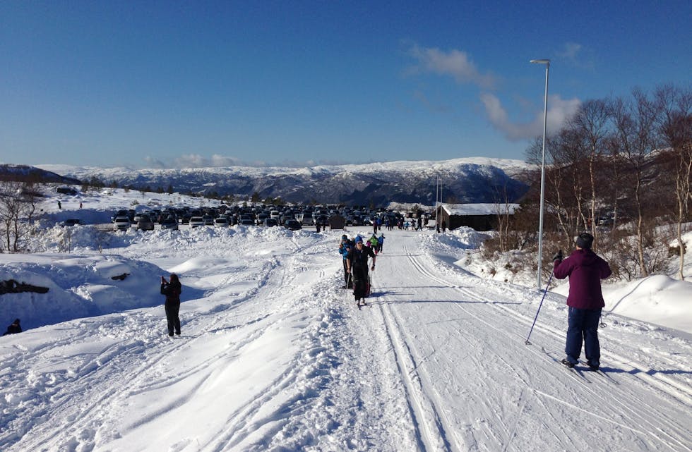 Det er snø i fjellet og preparerte skispor i løysløpa og inn til Olalihytta opplyser Friluftsrådet Vest. Her frå ein tidlegare fin skidag. Foto: Friluftsrådet Vest.
