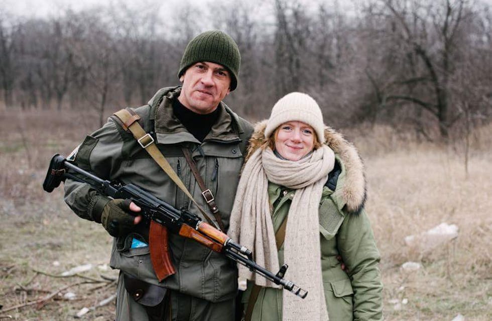 Dette er det einaste biletet Erika Fatland har frå utbrytarrepublikken Donetsk i Ukraina. Her er ho avbilda saman med grensevakten Vladimir, som før hadde vore historielærar ved universitetet. No var han blitt tankførar. 
Foto: Christoper Nunn  
