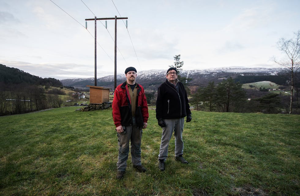 Vidar Mokleiv (t.v.) og Geir Magne Torvestad håpar at Haugaland Kraft Nett vil rive mastene som ingen har hatt bruk for sidan dei kom opp for 30 år sidan.
FOTO: TORSTEIN TYSVÆR NYMOEN