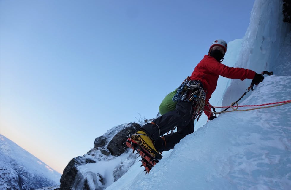 Sakte, men sikkert. Magnus B. Birkem har god kontroll på klatreturen i isveggen.
Foto: Damien Laskowski