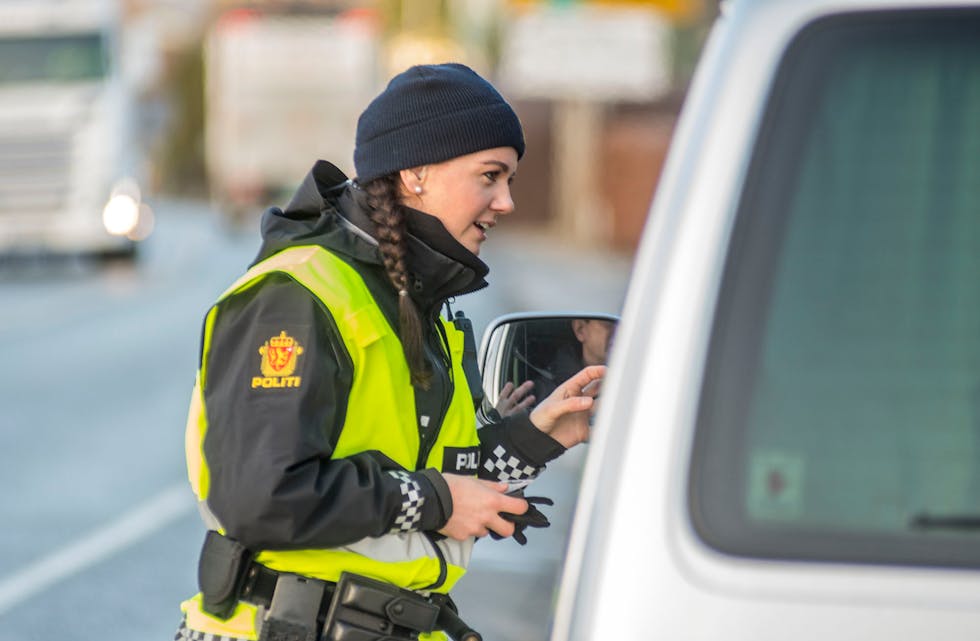 Politibetjent Rebekka Lillemo sjekkar at ein bilførar har dokumenta i orden under ein kontroll i Etne fredag.
FOTO: TORSTEIN TYSVÆR NYMOEN